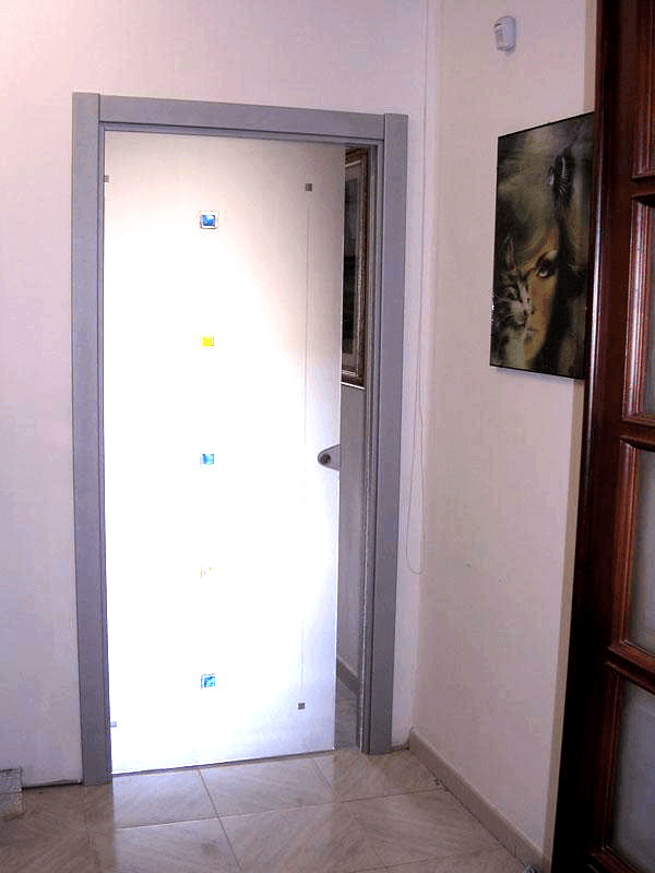 porta a scomparsa decorata