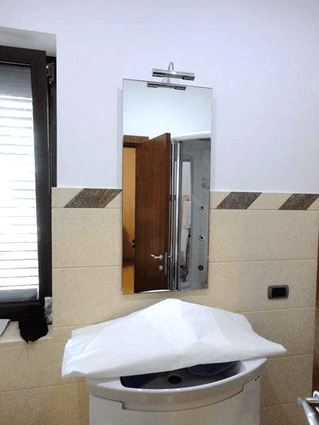 Specchio con telaio nascosto e faretto