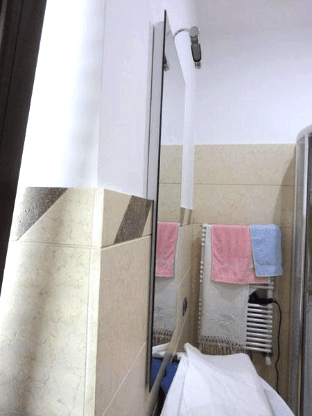 Specchio con telaio nascosto e faretto