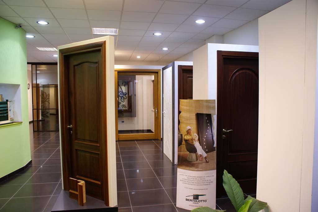 esposizione di porte del negozio
