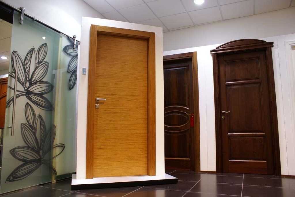 porte d'ingresso in vendita nello showroom