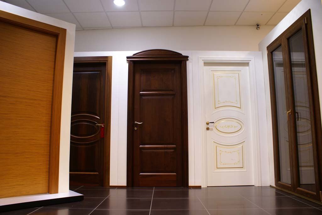 porte d'ingresso in vendita nel negozio