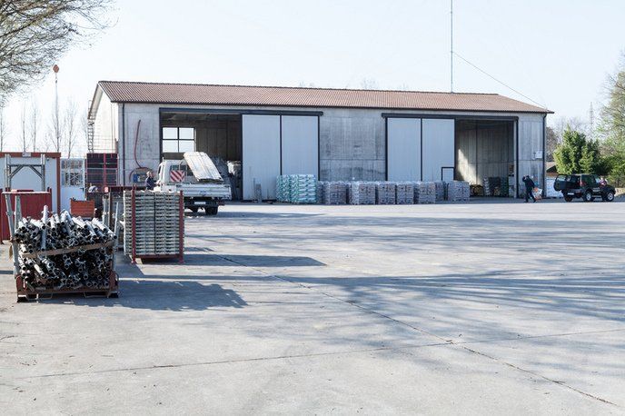 Vista di un deposito di materiale per i silos e macchinari