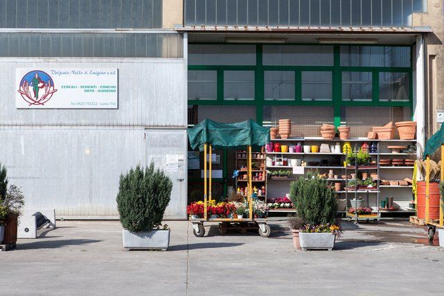 Panoramica dell'area di serre e i propri depositi