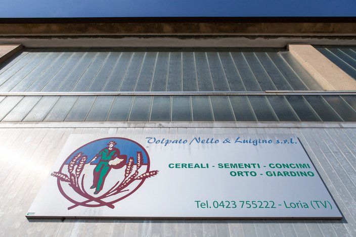 Foto in prospettiva del cartello del business