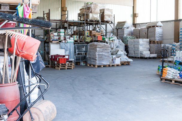 Interno di uno dei depositi di materiali per le serre