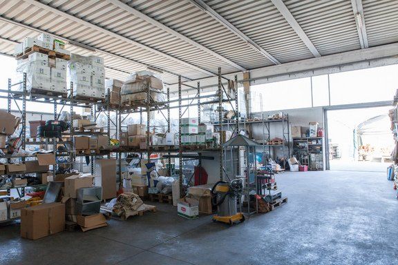 Interno di uno dei depositi di materiale