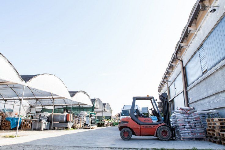 Traspale raccogliendo un onere per portarla al camion