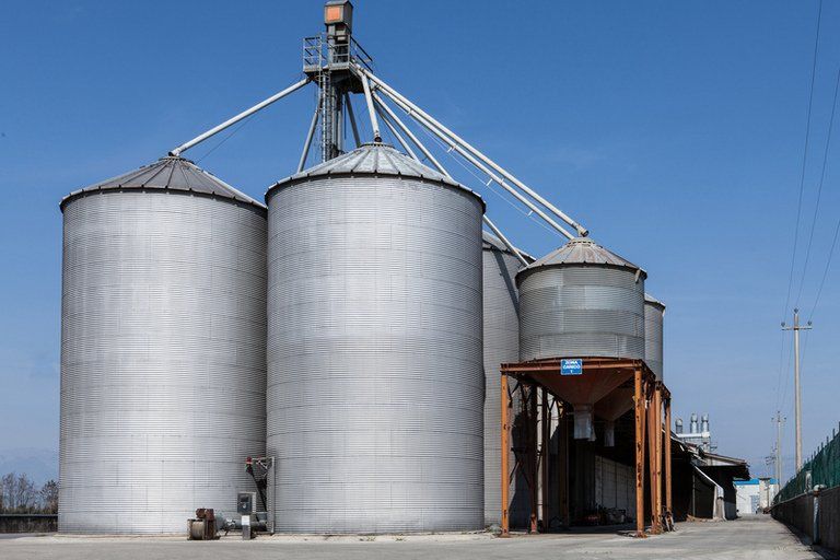 Vista dei grandi silos dove si osserva il grano