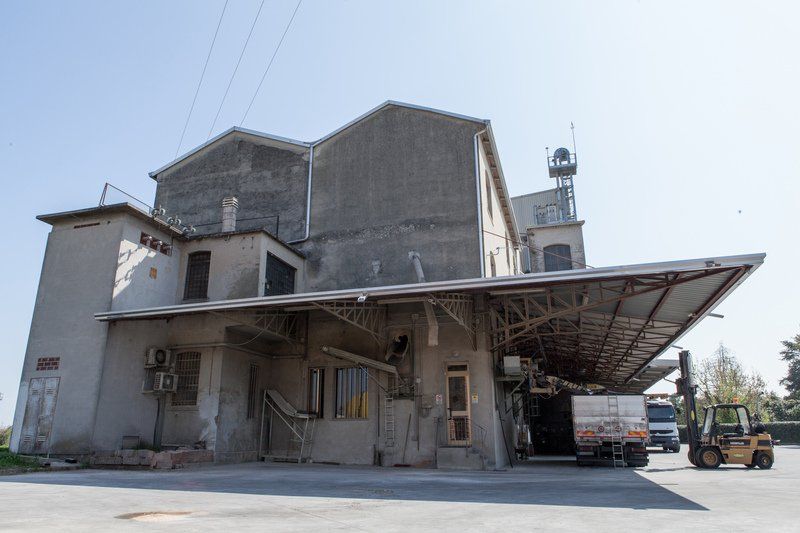 L'azienda dispone di due centri di essiccazione e stoccaggio per cereali; tre magazzini per lo stoccaggio e distribuzione di concimi, sementi e presidi sanitari