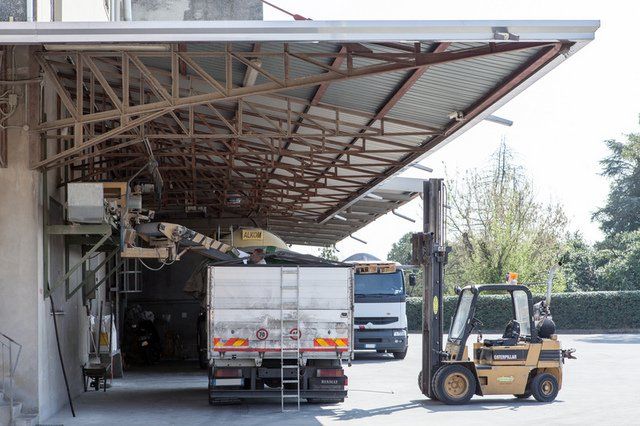 L'azienda dispone di due centri di essiccazione e stoccaggio per cereali; tre magazzini per lo stoccaggio e distribuzione di concimi, sementi e presidi sanitari