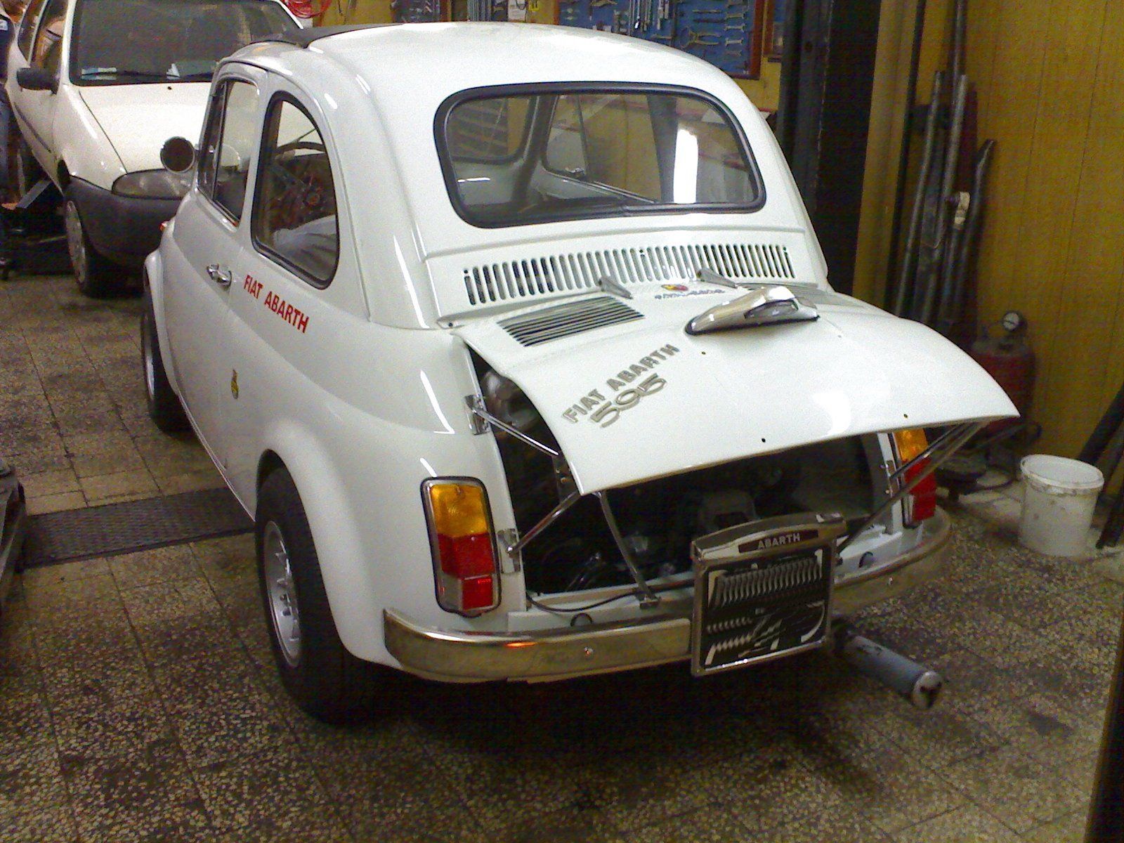 auto d'epoca bianca