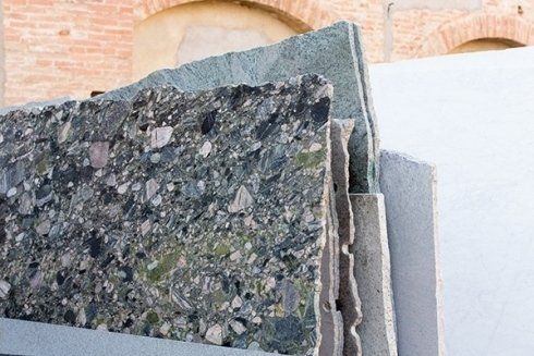 varie lastre di pietra in esposizione