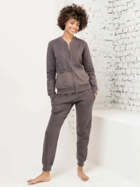 modella con abbigliamento per la notte a maniche lunghe