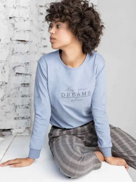 modella con abbigliamento per la notte