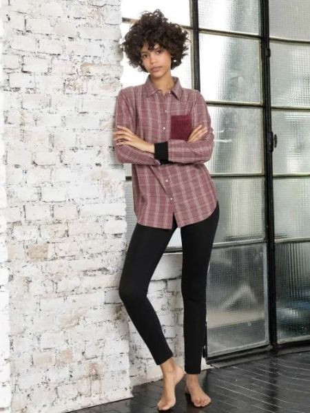 modella con leggings e camicia a maniche lunghe
