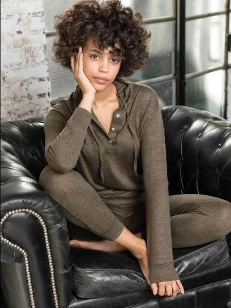 modella con pigiama verde scuro