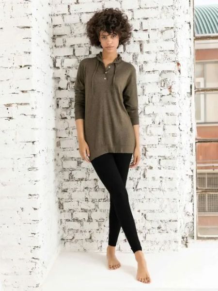 modella con leggings e maglieria per la notte