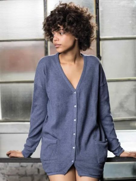 modella con maglieria intima blu