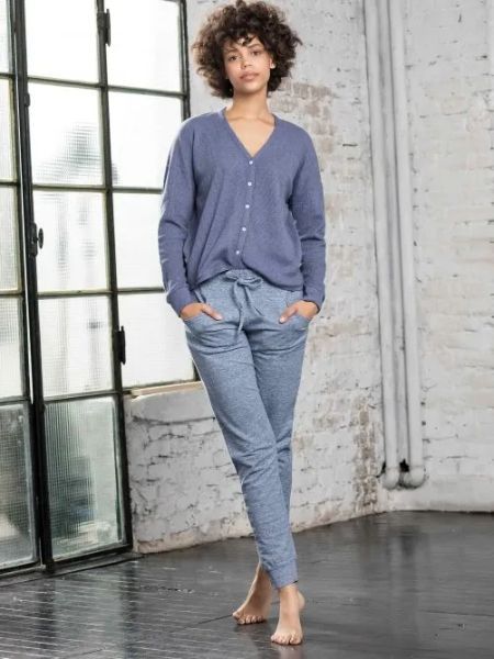modella con pantalone e maglia blu