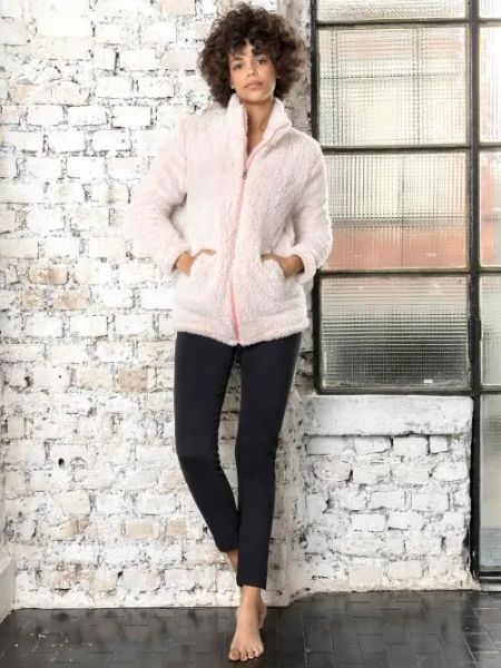 modella con abbigliamento intimo a manica lunga
