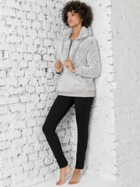 modella con leggings e felpa grigia