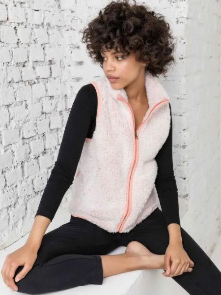 modella con abbigliamento intimo e gilet