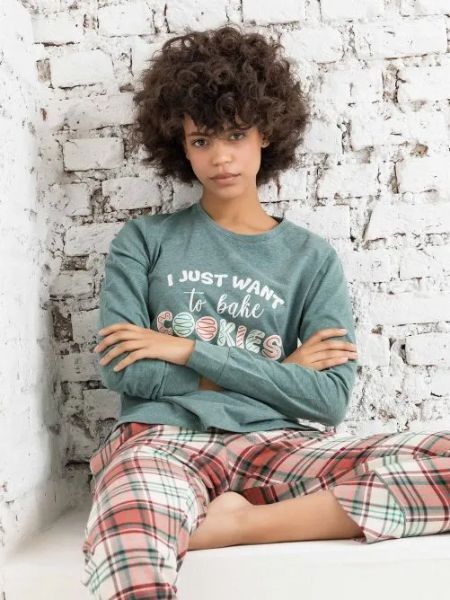 pigiama per donna con pantalone a quadri e maglia a maniche lunghe