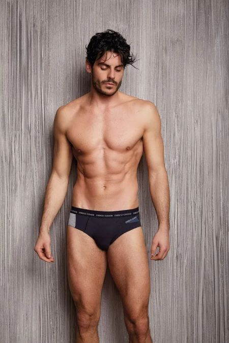modello con slip di cotone