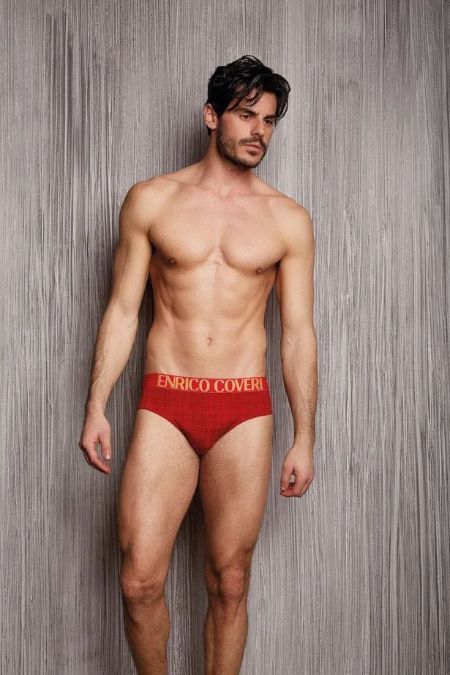 modello con slip di cotone rosso