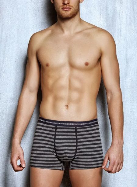 modello con boxer a strisce