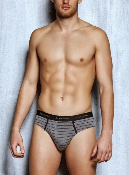 modello con slip a strisce