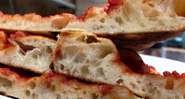 pizza con pomodoro