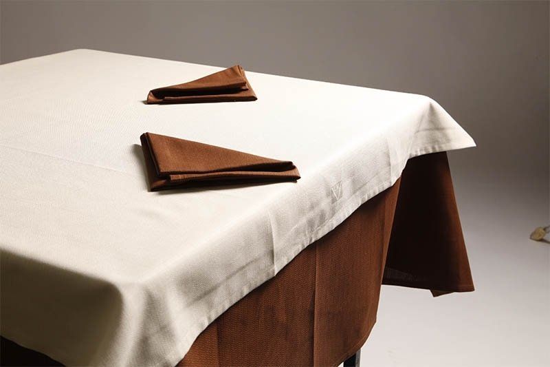 set tovagliato bianco e rosso