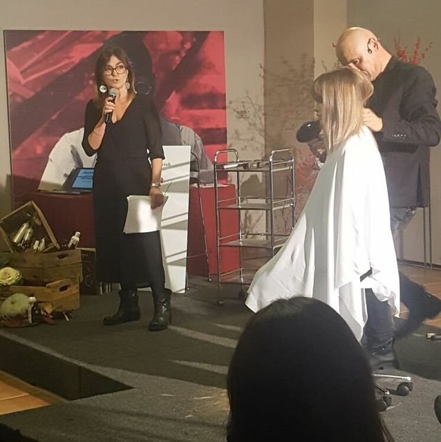 Lucesio Mattioli che aggiusta i capelli a una modella
