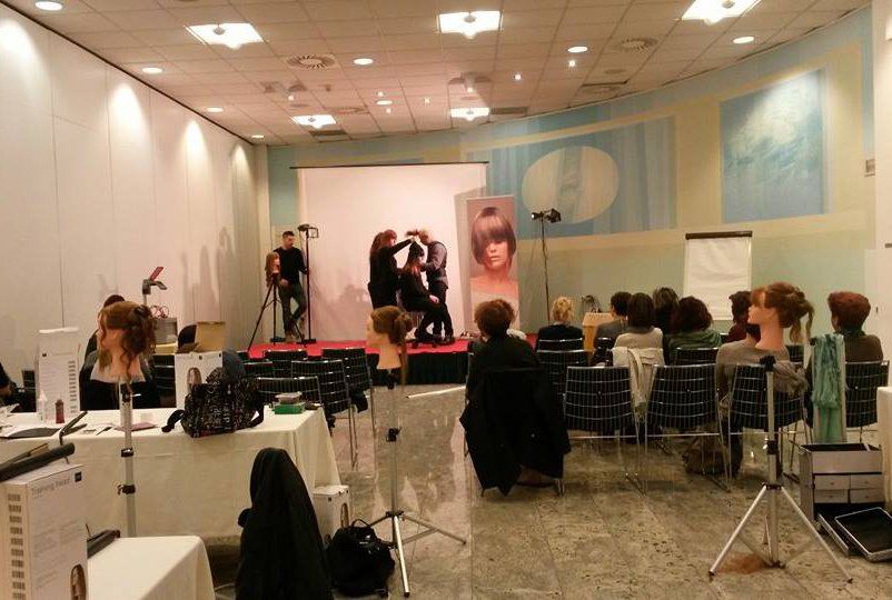 modella in un salone di parrucchieri con soffitto affrescato