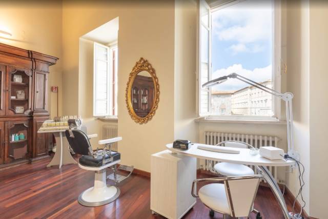 salone di parrucchieri con specchio in stile barocco