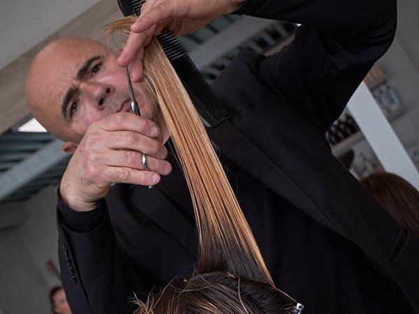 salone di bellezza con arredi sofisticati e tende bianche