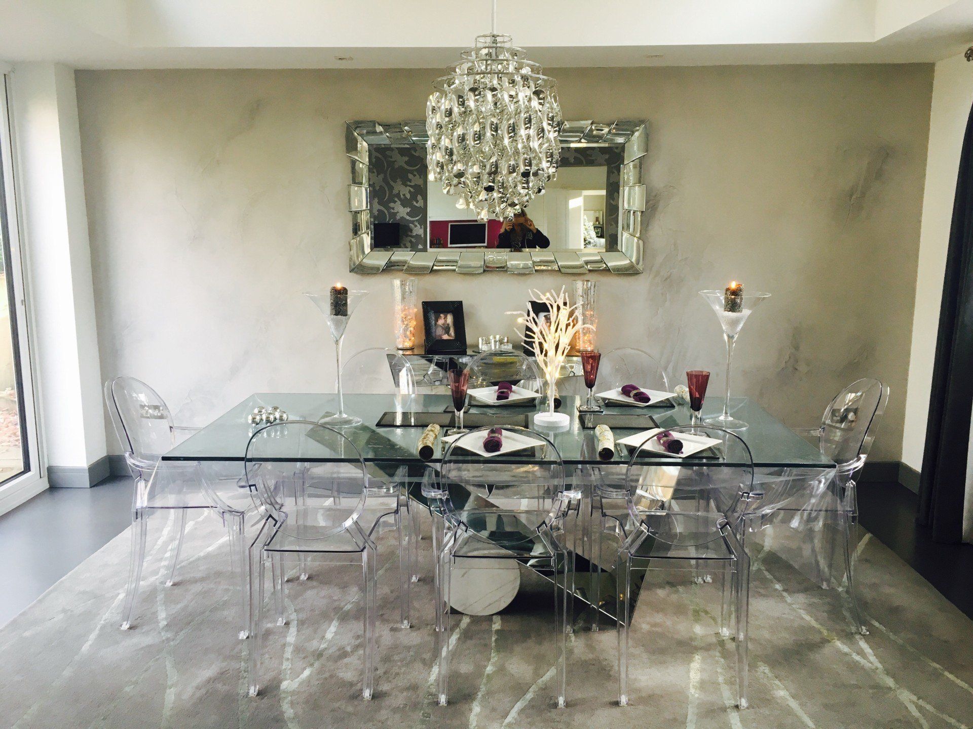 dining room with resin walls and floors