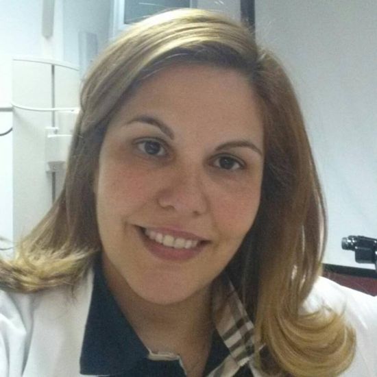 una ragazza sorridente