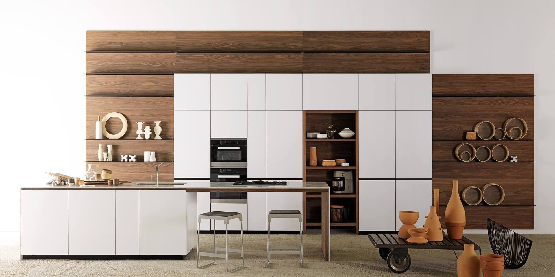 cucina in legno con vasi di terracotta