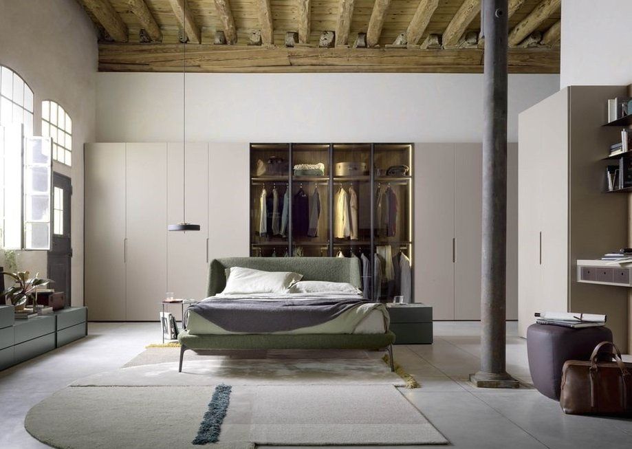 camera da letto con soffitto con assi in legno esposte