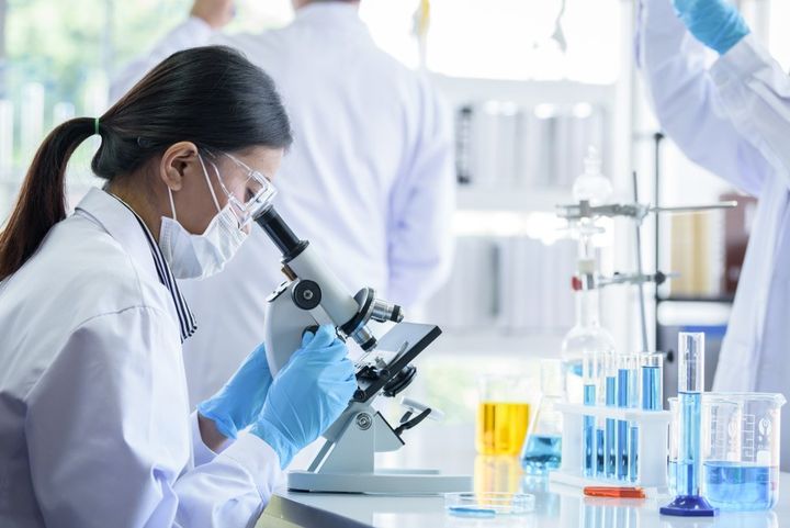 Ricercatrice al microscopio