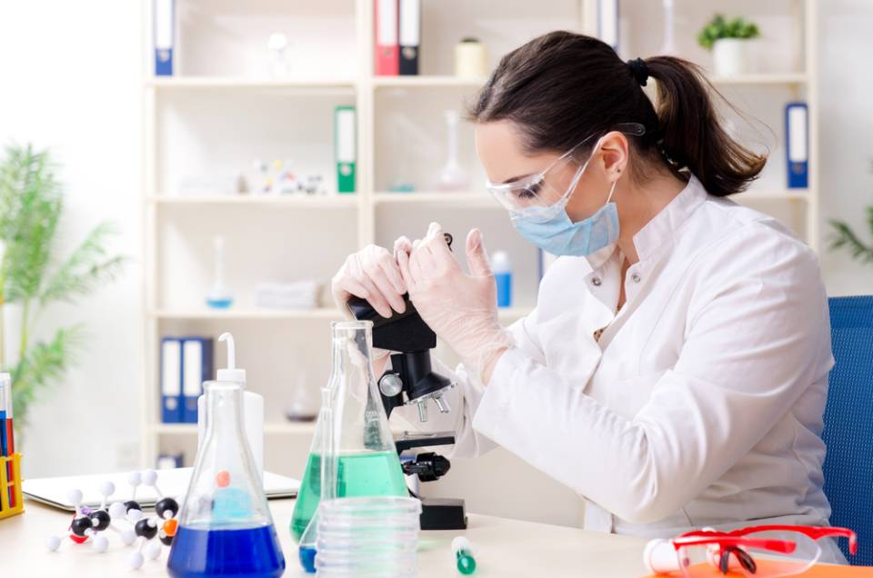 Ricercatrice al lavoro