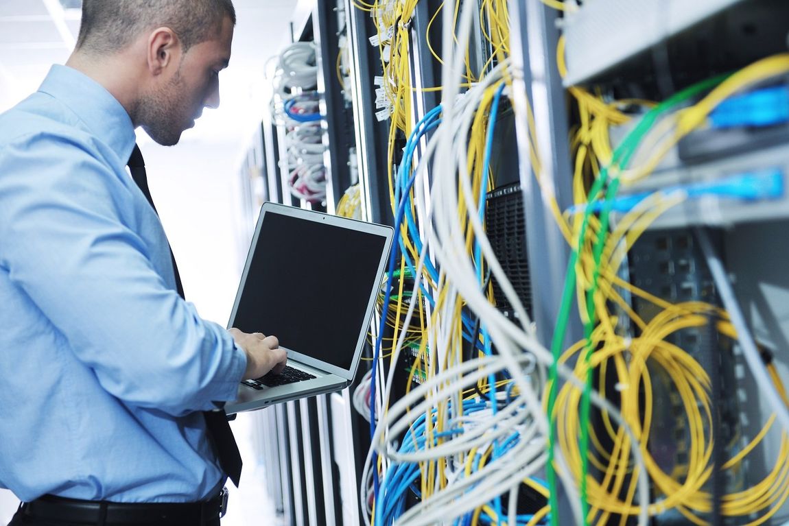 intervento di un tecnico in una cabina