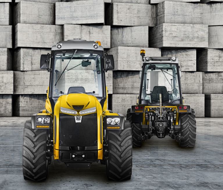Macchina agricola in funzione
