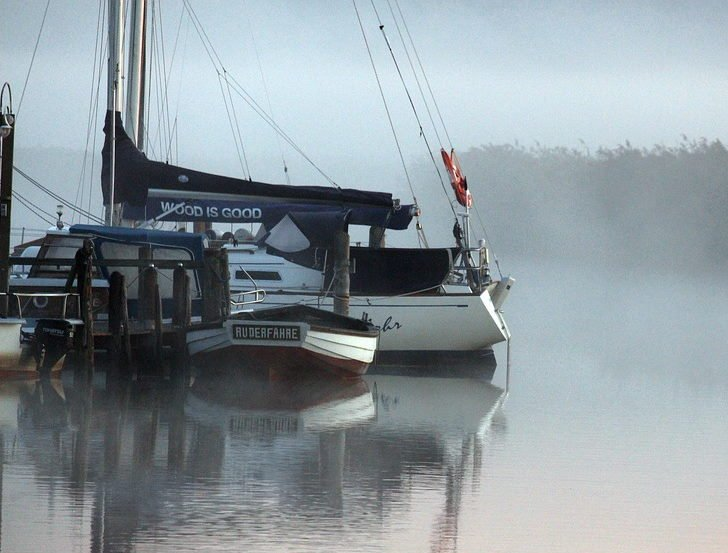 pixabay, lizenzfrei Ein paar Boote liegen in einem nebligen Hafen vor Anker