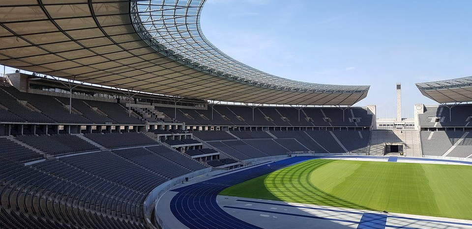 Ein leeres Stadion mit einer blauen Laufbahn in der Mitte.