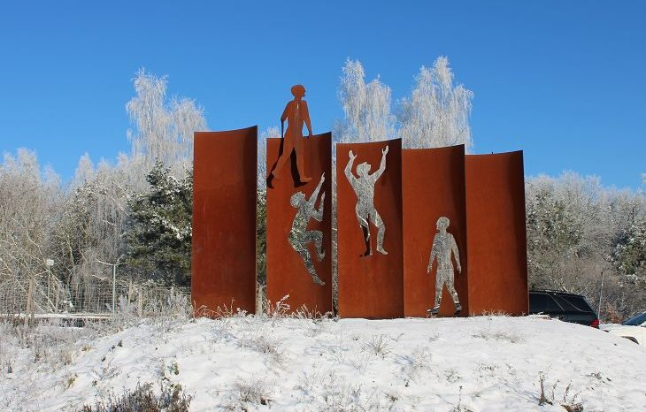 eigene Aufnahme, linzenzfrei Eine Skulptur eines Mannes, der auf einer Mauer im Schnee steht