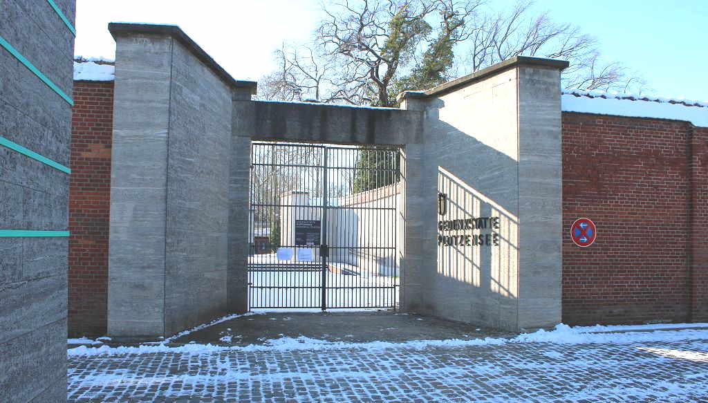 eigene Aufnahme, lizenzfrei Eine Backsteinmauer mit einem Parkverbotsschild darauf